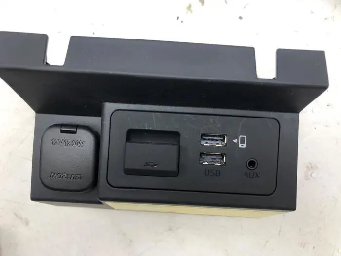AUX / USB-Anschluss Mazda 6.
